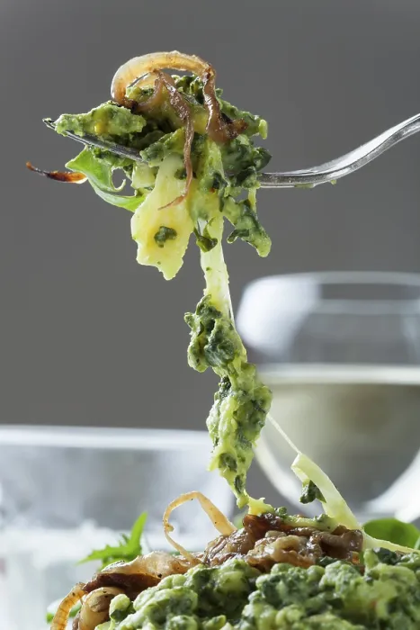 Stampa con cornice : Spinaci spaetzle su un forchetta. Stampa con cornice : Spinaci spaetzle su un forchetta.