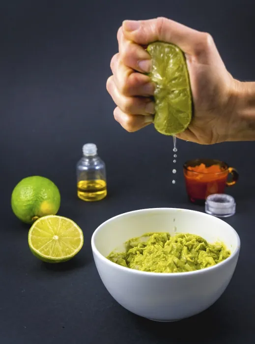 Stampa con cornice : Spremere il lime nell'avocado. Stampa con cornice : Spremere il lime nell'avocado.