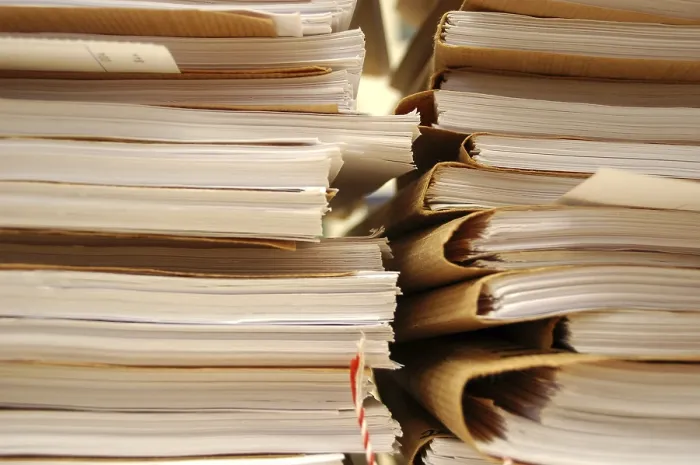 Stampa con cornice : Pila di documenti.