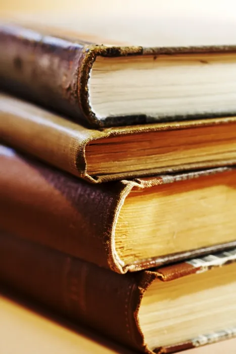 Stampa con cornice : Pila di vecchi libri.