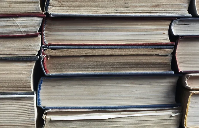 Stampa con cornice : Pile di vecchi libri logori. Stampa con cornice : Pile di vecchi libri logori.
