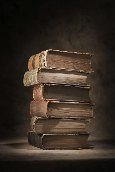 Stampa con cornice : Una pila di vecchi libri logori e strappati. Stampa con cornice : Una pila di vecchi libri logori e strappati.
