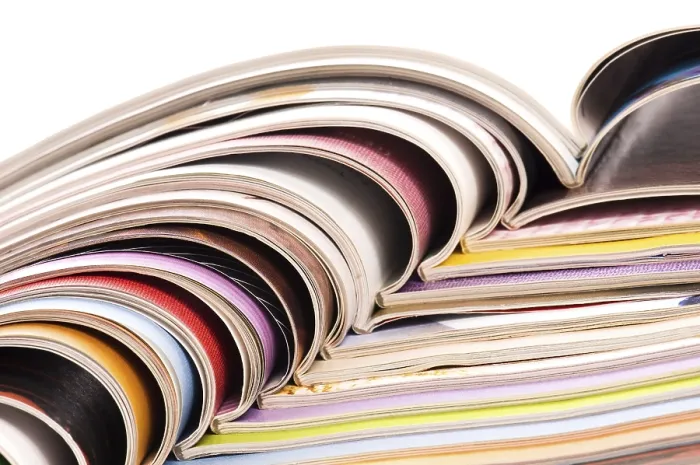 Stampa con cornice : Pile di riviste aperte.
