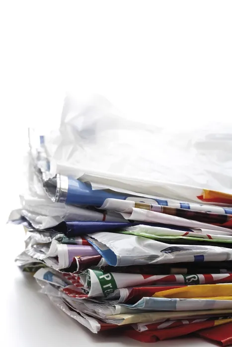 Stampa con cornice : Pila di sacchetti in plastica. Stampa con cornice : Pila di sacchetti in plastica.
