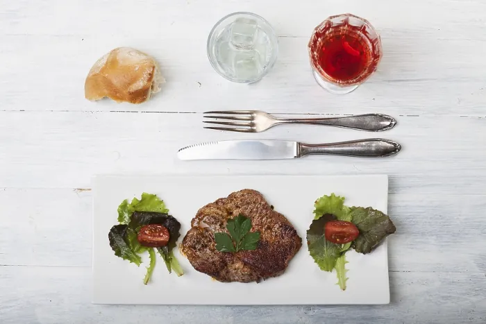 Stampa con cornice : Bistecca con pane e insalata. Stampa con cornice : Bistecca con pane e insalata.