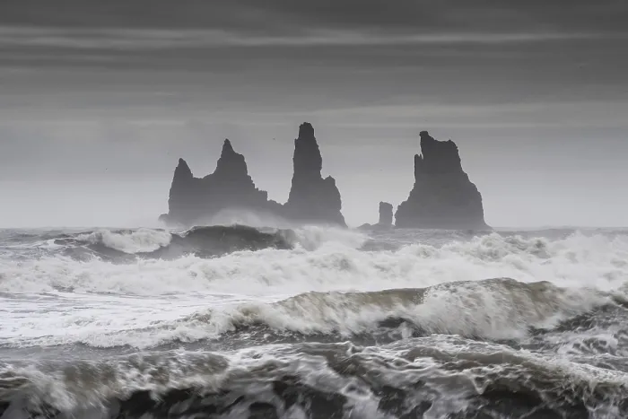 Stampa con cornice : Tempesta con mare mosso, aghi di roccia.
