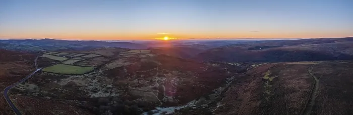 Stampa con cornice : Alba sul Tor di Sharp da un drone. Stampa con cornice : Alba sul Tor di Sharp da un drone.