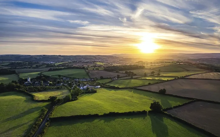 Stampa con cornice : Tramonto su Devon Fields da un drone. Stampa con cornice : Tramonto su Devon Fields da un drone.