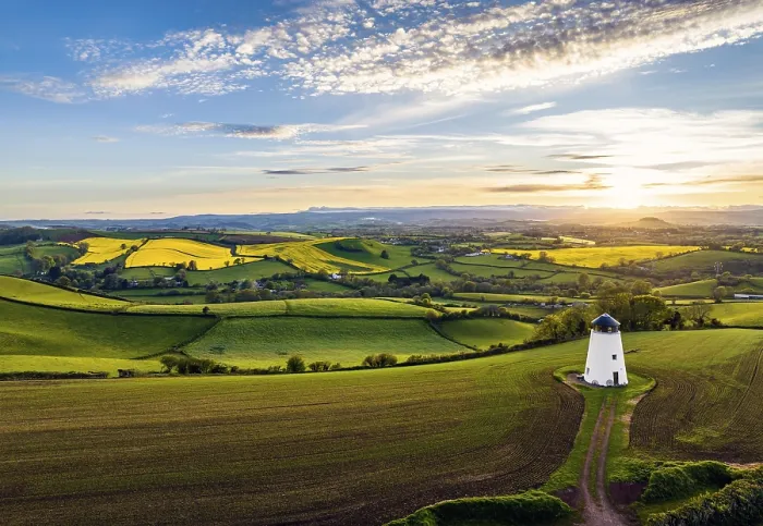 Stampa con cornice : Tramonto sopra la Devon Windmill da un drone.