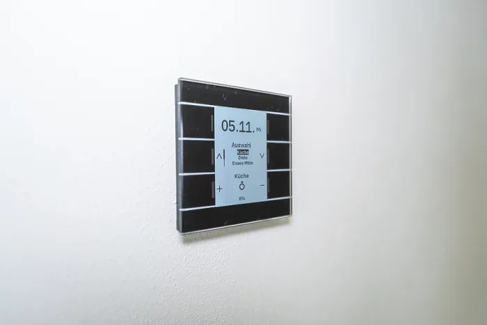 Stampa con cornice : Un interruttore con un display su una parete bianca.