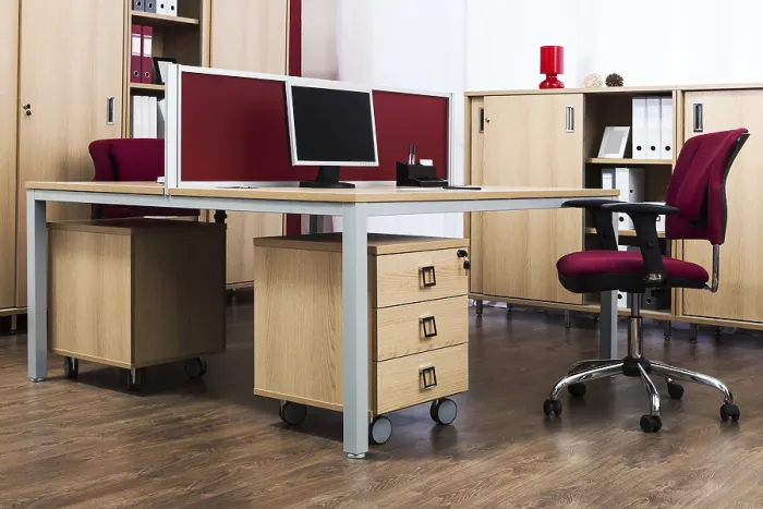 Stampa con cornice : Tavolo con computer in un ufficio moderno.