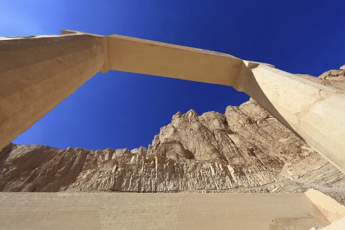 Stampa con cornice : Parte del complesso templare, colonne. Stampa con cornice : Parte del complesso templare, colonne.