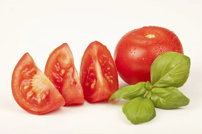 Stampa con cornice : Pomodori con basilico. Stampa con cornice : Pomodori con basilico.