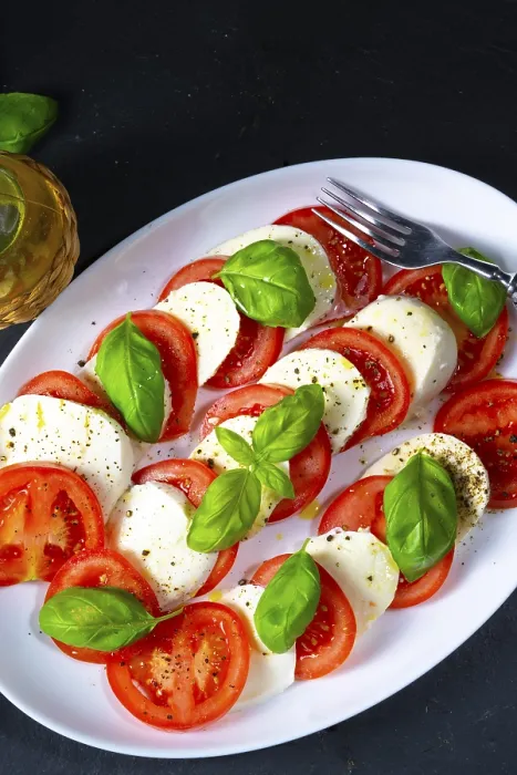 Stampa con cornice : Pomodori con mozzarella e basilico. Stampa con cornice : Pomodori con mozzarella e basilico.