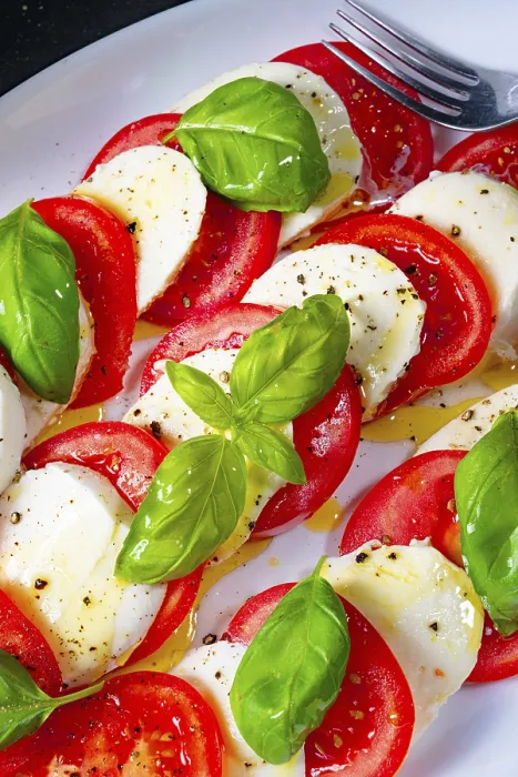 Stampa con cornice : Pomodori con mozzarella e basilico. Stampa con cornice : Pomodori con mozzarella e basilico.