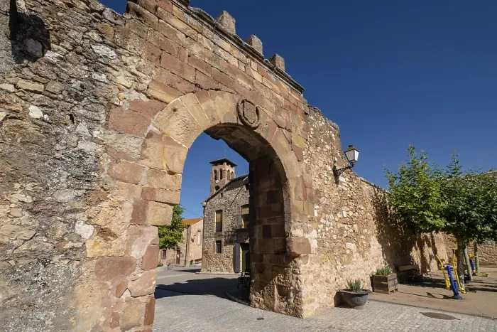 Stampa con cornice : Arco superiore - porta orientale, complesso murato medievale. Stampa con cornice : Arco superiore - porta orientale, complesso murato medievale.
