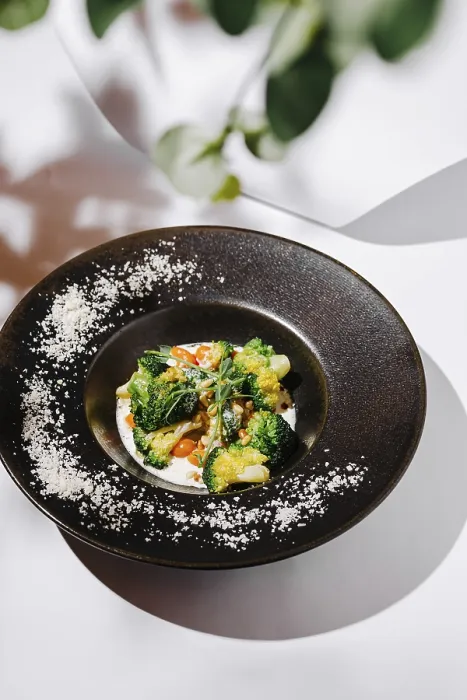 Stampa con cornice : Un piatto vibrante con broccoli.