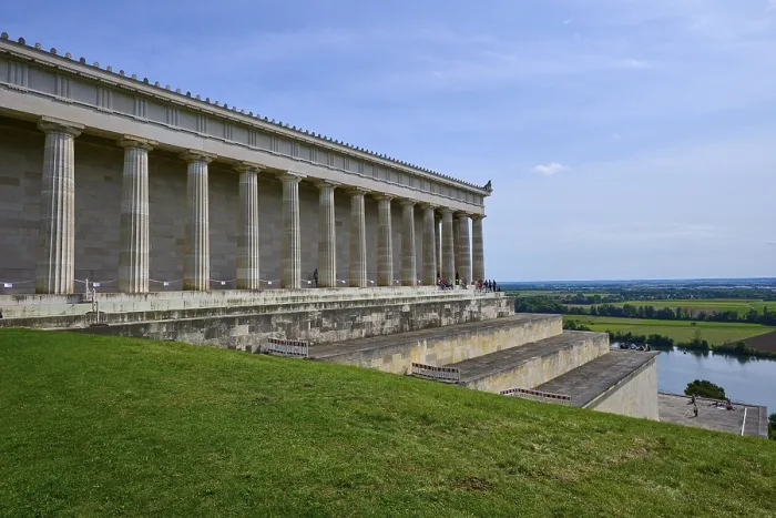Stampa con cornice : Visuale laterale di un edificio con colonne. Stampa con cornice : Visuale laterale di un edificio con colonne.