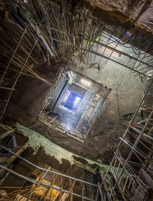 Stampa con cornice : Visuale di un edificio in costruzione.