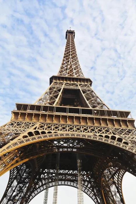 Stampa con cornice : Visuale dal basso della Torre Eiffel a Parigi.