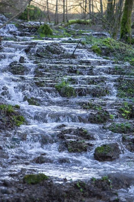 Stampa con cornice : Cascata di un ruscello in primavera.