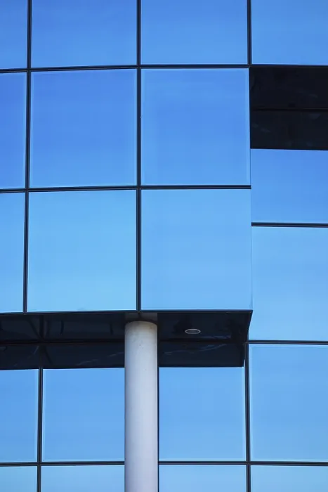 Stampa con cornice : La facciata di una finestra di un edificio moderno.