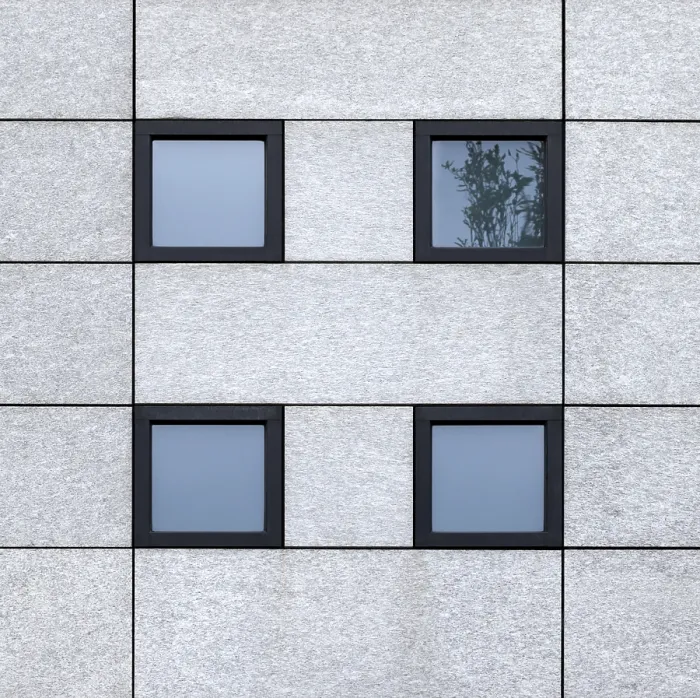 Stampa con cornice : Le finestre della facciata di un edificio.