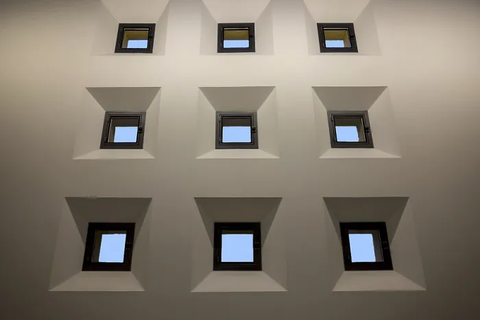 Stampa con cornice : Finestre su un muro.
