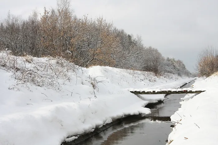 Stampa con cornice : Fiume invernale con un piccolo ponte. Stampa con cornice : Fiume invernale con un piccolo ponte.