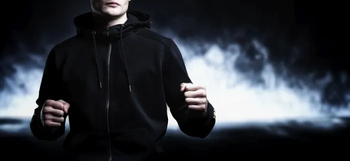 Stampa con cornice : Giovane kickboxer in posa nel studio.