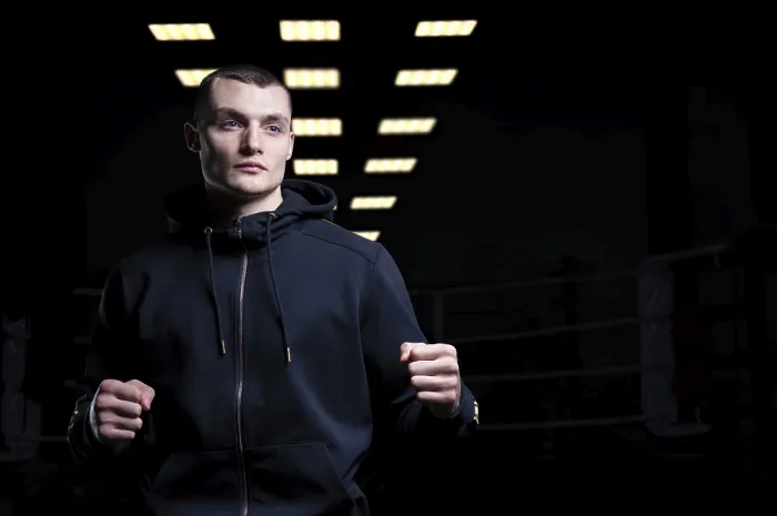 Stampa con cornice : Giovane kickboxer in posa nel studio.