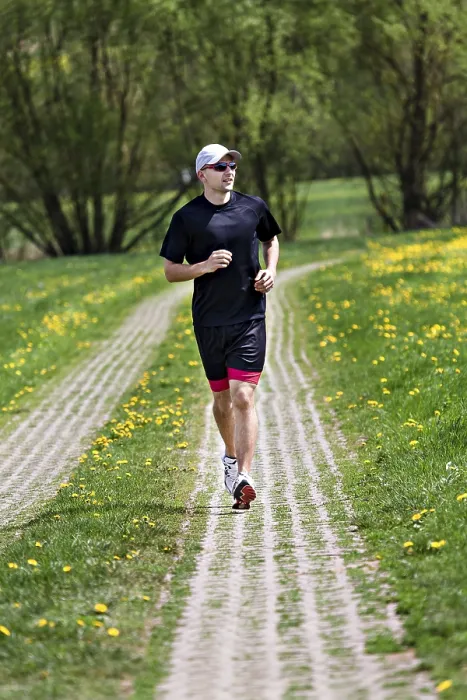 Stampa con cornice : Un giovane che corre in campo. Stampa con cornice : Un giovane che corre in campo.