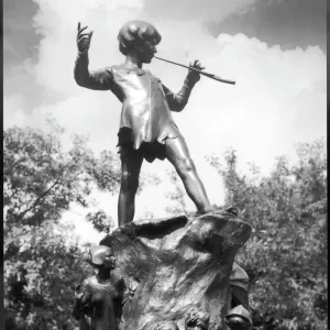 Peter Pan Print, Kensington Gardens Statue