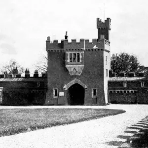 Il cortile del castello di Killyleagh, Killyleagh, Contea di Down, Isola del Nord, inizio XX secolo. Il cortile del castello di Killyleagh, Killyleagh, Contea di Down, Isola del Nord, inizio XX secolo.