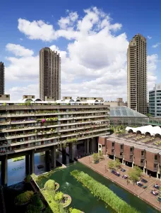 Stampe di CENTRO BARBICAN, Londra. Veduta dell'architettura brutale del centro e delle case che lo circondano. Classificato Grado II (NHLE 1352667) Immagini Correlate Stampe: Centro Barbican 00100 Milano