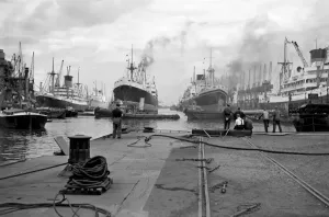 Stampe di Il re Giorgio V Docks, Canning Town, Londra. Le navi alla fonda nel darsena con i lavoratori del porto in piedi sulle banchine di riva (metà del XX secolo) Immagini Correlate Stampe: Darsena reale Giorgio V 0002-09-01