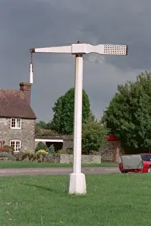 Stampe di Palo inclinato, sarebbe stato utilizzato dai cavalieri per praticare colpi di spada. Offham, Kent. IOE 426949 Offham Stampe: Quintain