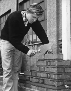 Great Western Railway Apprentices Stampe: Apprentice bricklayer at Swindon's Pre-Apprentice Training School, 1963