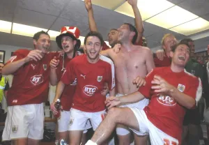 Il Bristol City Football Club celebra la promozione nella stanza dei cambiamenti