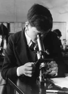 Infanzia Anni '50 Stampe: Fragile Ragazzo Utilizza il Microscopio