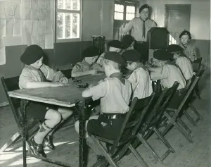 Infanzia Anni '50 Stampe: Gli scout imparano il codice morse.