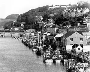 Stampe di Un'immagine dall'aereo di Looe nel Cornovaglia che mostra imbarcazioni da pesca i moli un ponte e vari edifici che si estendono verso l'inizio della collina Looe Stampe: Vista aerea di Looe, Cornovaglia