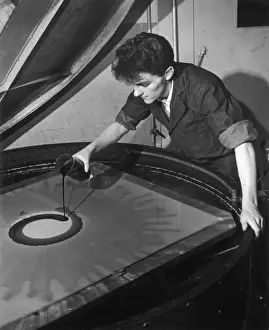 Heinz Zinram Photography Stampe: Applying ink to a screen