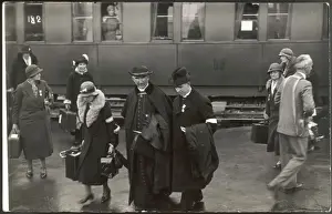 Victorian Era Travel Images Stampe: Arriving by Train
