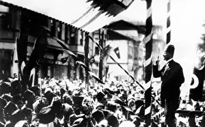 Ataturk Stampe: Monsignor Ataturk parla al pubblico