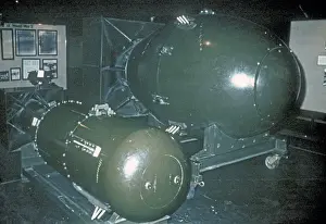Stampe di Bombe atomiche del tipo sganciate su Hiroshima e Nagasaki. Little Boy la bomba di uranio sganciata su Hiroshima e Fat Man la bomba di plutonio sganciata su Nagasaki. Data: circa 1945 Alamo Stampe: Bombe atomiche