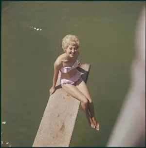 1950s Swimwear Stampe: Bikini & Diving Board