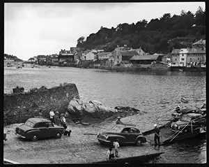 Stampe di Il traghetti del Bodinick a Fowey in Cornovaglia che opera tra la banchina di Bodinick e il mulino caffè dei Foews. L'autore è stata Dafne Du Maureer abitava vicino Bodinnick Stampe: Ferro di Boddinick