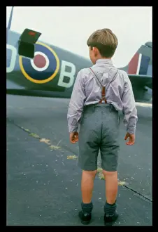 Spitfire Stampe: Il ragazzo ammira la Supermarine Spitfire