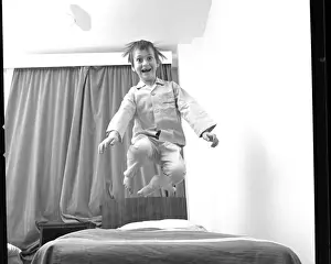 Un bambino che si agita su un letto.
